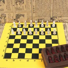 Szachy małe dynastia Qing żywiczne figury skórzana szachownica prezent dla dzieci tanie tanio 5 lat Z tworzywa sztucznego CN (pochodzenie) Szachy warcaby Carton 3 5cm 30x30cm
