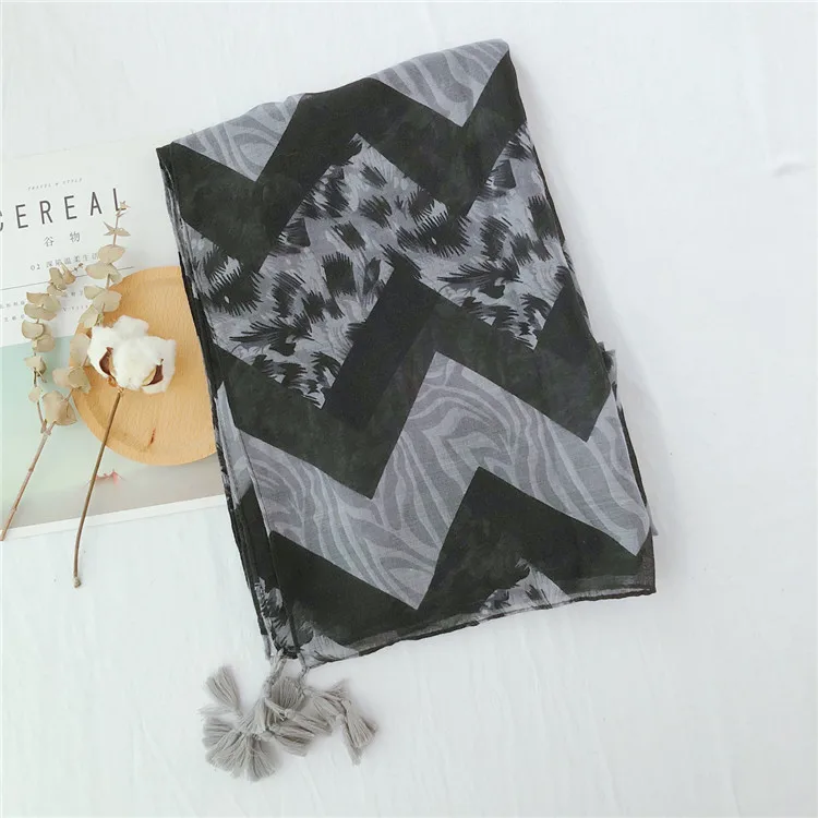 Two colors Fashion women scarf leopard patchwork pashmina girl sunscreen wrap tassels foulard - Цвет: Черный