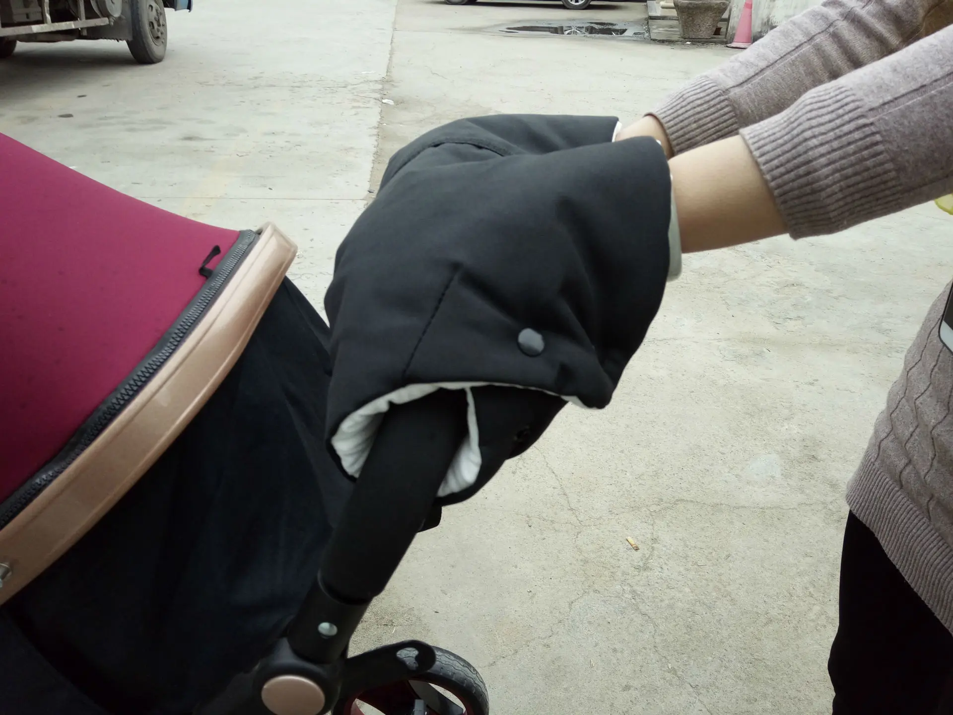 Толстые зимние теплые детские перчатки для коляски, детская коляска, муфта для рук для мамы, водонепроницаемые аксессуары для коляски, рукавица, детская коляска, клатч черного цвета