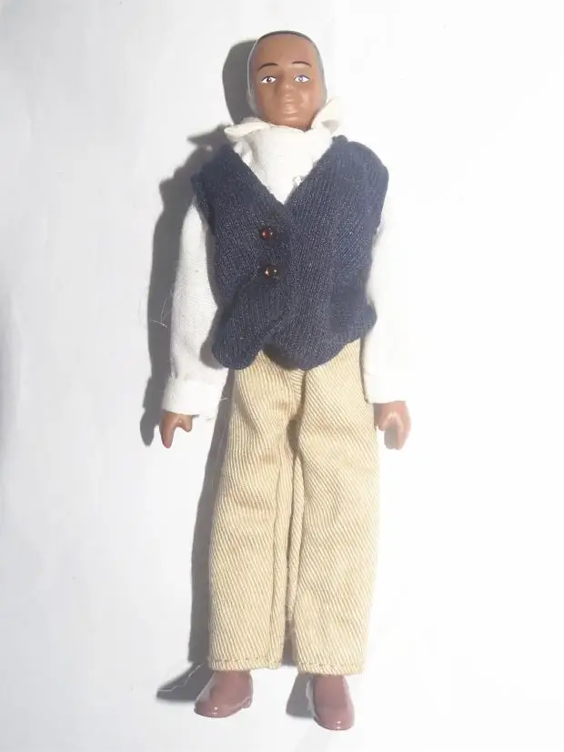 Mini Male Female House Family Doll Old Toys (Clothes are glued,because old toys, the dolls maybe with some defective)