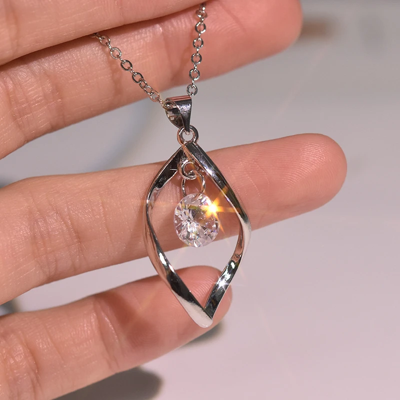 Женский кулон с белым топазом из серебра 925 пробы бриллиантами ювелирное