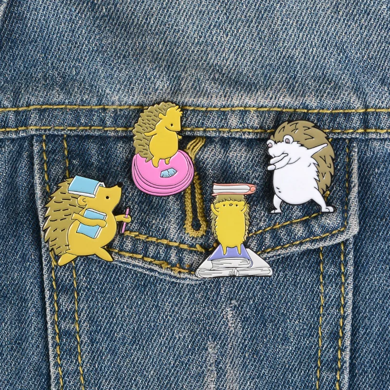 

WEISHUOLI Cute Hedgehog reading brooch High-grade enamel paint Hedgehog backpack accessory brooch