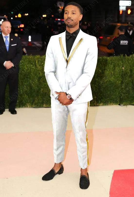 Мужские костюмы белого цвета с золотым лацканом облегающие смокинги для жениха