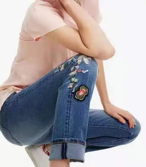 Модные джинсовые брюки с цветочным принтом и бисером DESIGUAL