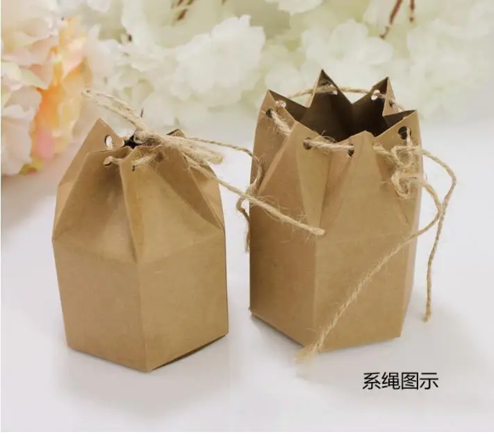 Упаковка для подарка из бумажного стаканчика. Упаковать кружку в подарочную бумагу. Как упаковать стакан в подарочную бумагу. Упаковать бутылку в подарок. Как упаковать стакан в подарочную бумагу.