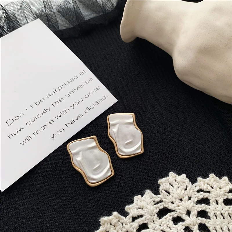 

YANGLIUJIA2020 New Star In Same Exaggerated Irregular Square Shield Metal Stud Earrings Matte Cool Wind Female Jewelry Earring