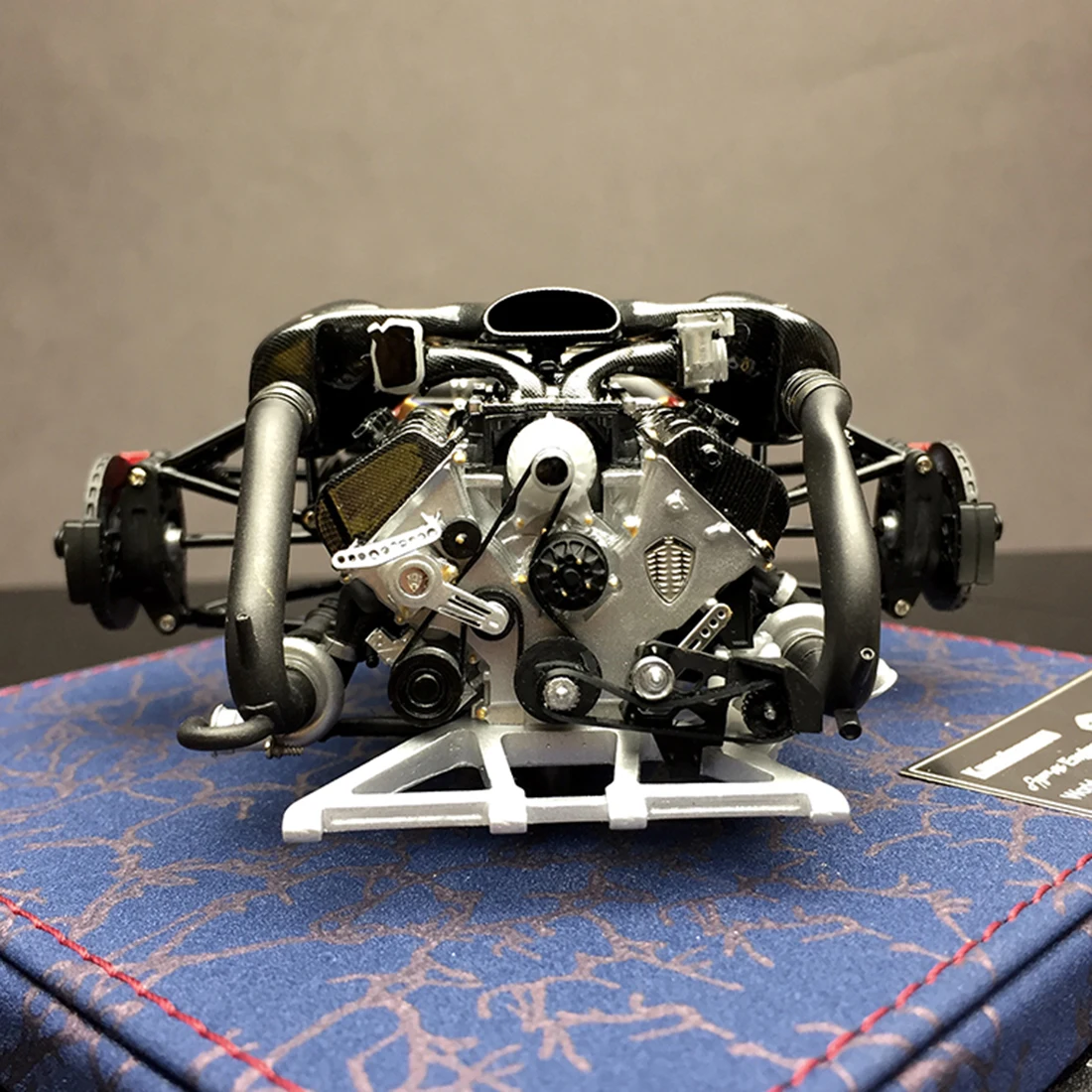 Модель двигателя NFSTRIKE Frontier Art FA 1:18 Agera RS мотор из смолы с дисплеем Коллекционная