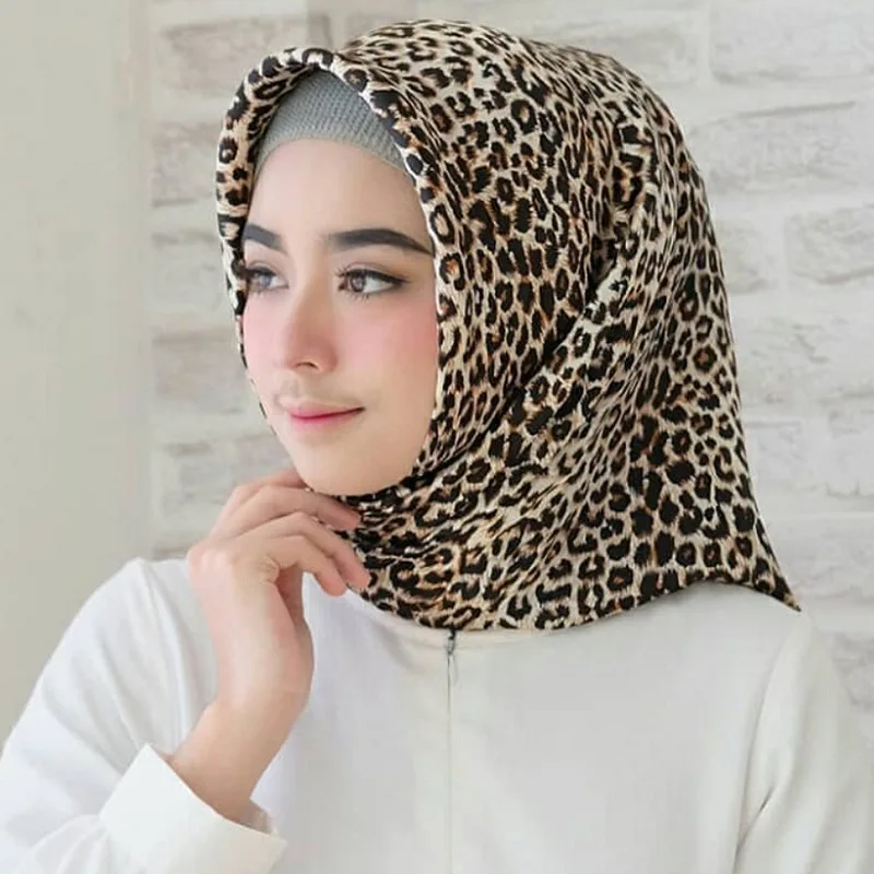 

Classic Leopard Print Scarf Scarf European and American Women's Imitation Silk Scarf 90*90cm Large Square Scarf Accessories