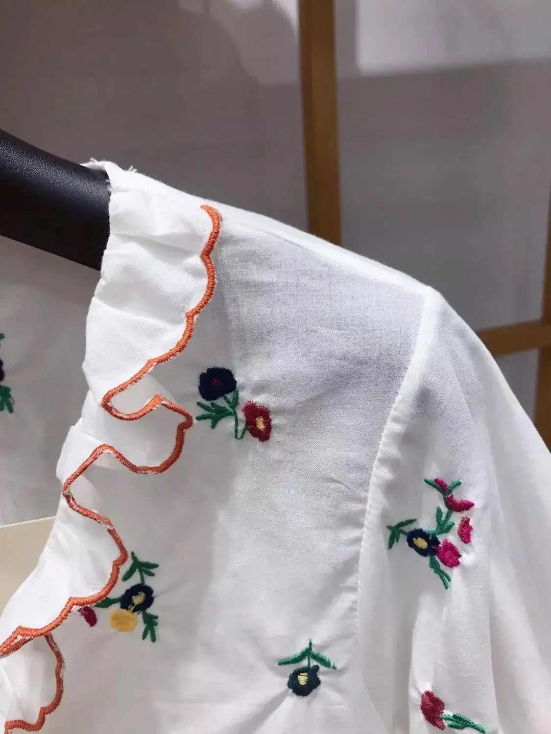 Женская белая рубашка с цветочной вышивкой, короткий рукав, новинка, летняя хлопковая блузка с v-образным вырезом и рюшами, Топ