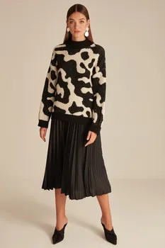 

Patterned Half Turtleneck Sweater Sweater-Black