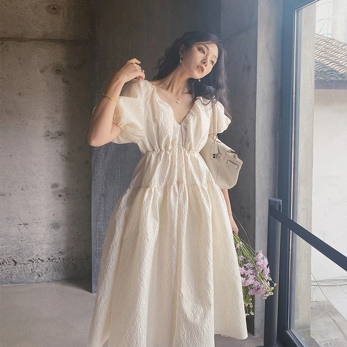 Женское платье с V-образным вырезом приталенное нежное рукавами-фонариками в