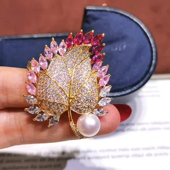 

2019 new freshwater pearl brooch Seiko micro-inlaid zircon gold leaf pin fashion atmosphere coat corsage girl