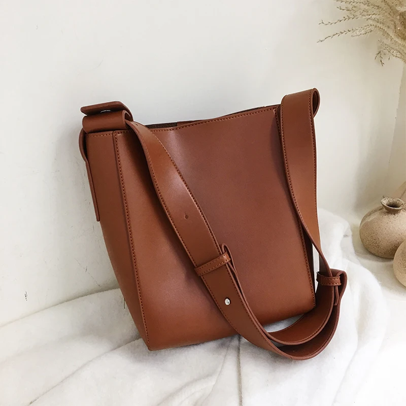 Yellow Brown Вместительные одноцветные сумки через плечо из искусственной кожи для женщин сумки-ковши женские сумки с широким ремнем дорожные сумки - Цвет: Yellow Brown