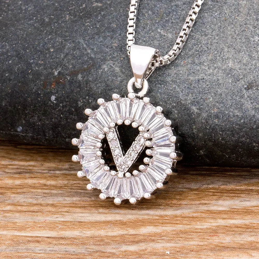 Женское колье с фианитом 26 буквами золотистого/серебристого цвета кулоном в виде