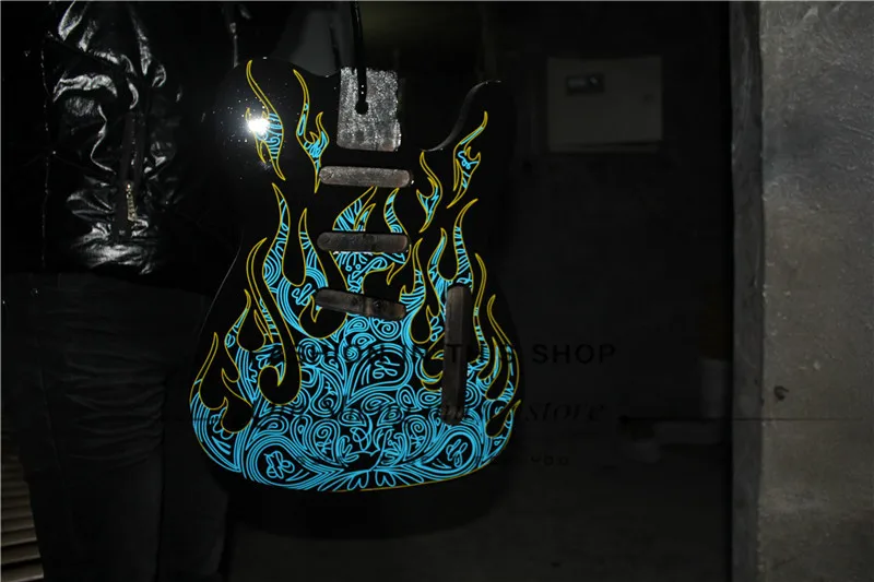 На заказ электрогитара с синим рисунком огня, корпус из липы, поддержка потребителей