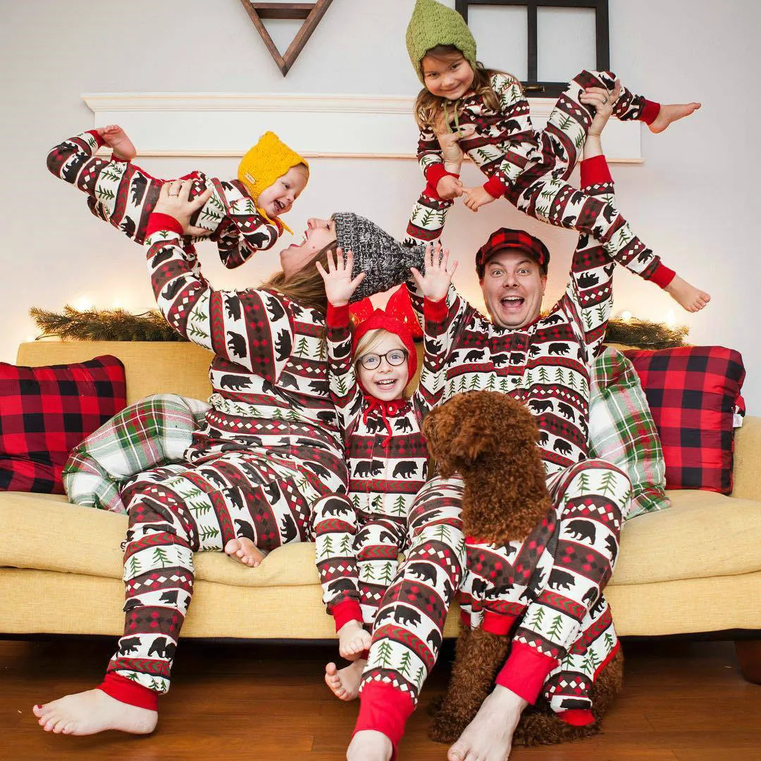 Комбинезон с круглым вырезом, пуговицами и рождественским принтом, семейный пижамный комплект, коллекция года, одежда на год, повседневные пижамные костюмы в полоску с длинными рукавами