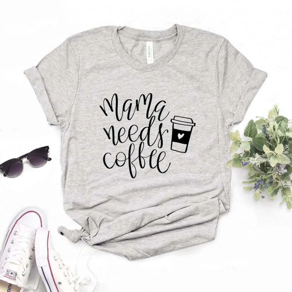 Футболка с надписью Mama Needs coffee, Женская свободная футболка с коротким рукавом и круглым вырезом, летняя мода, женская футболка, топы - Цвет: Серый