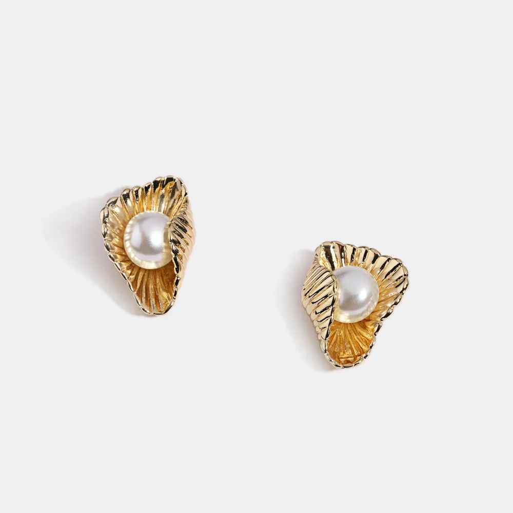 

Delicate Ocean Shell Pearl Stud Earrings Simple Temperament Women's Golden Earrings Elegant Holiday Gift Fashion Party Jewelry