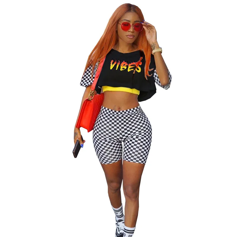 Женский комплект из двух предметов облегающий короткий топ в клетку с буквенным