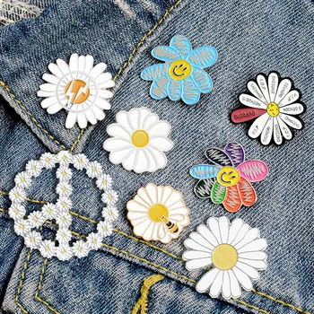 

GD Small Daisy Sun Flower Lightning Brooch for Women Broche Badge Pins Metal Collar Brooches for Men Pines Metalicos Jewelry