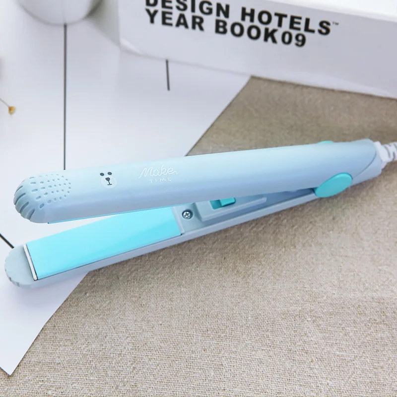 Небесно-голубой 1PCs Mini Portable Steam Flat Hair Iron Hair Straightener Curler Professional Straightening Cute Cartoon Curling Hair Irons - Цвет: Небесно-голубой