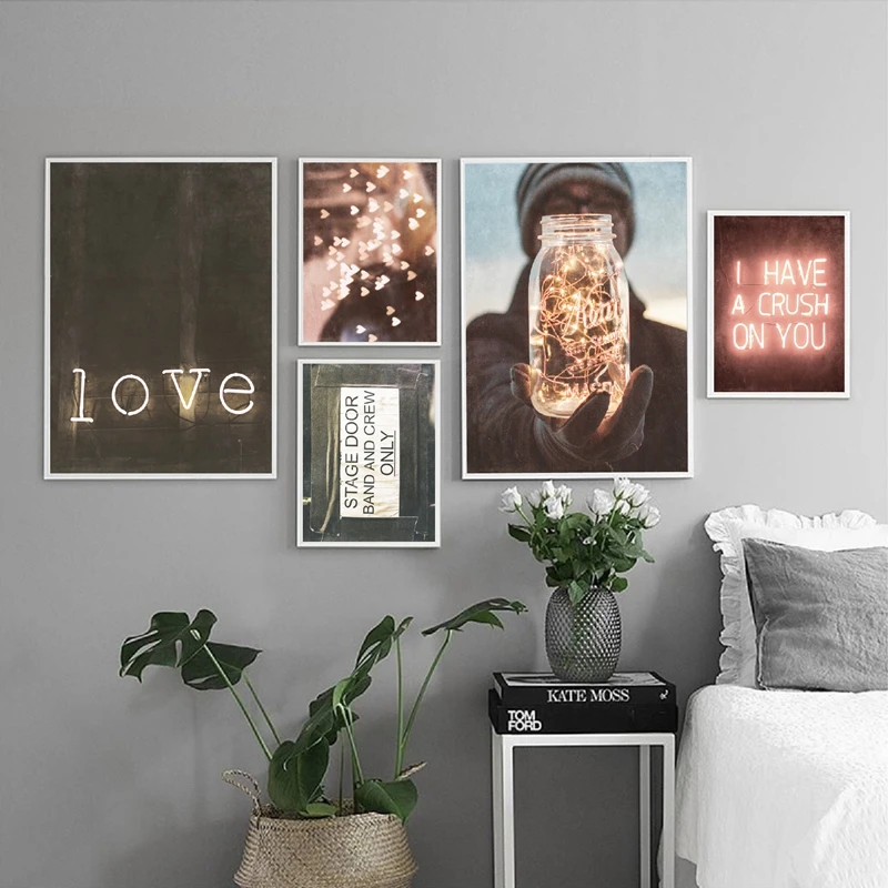 Неоновая вывеска любовь черно-белая фотография плакаты и принты ночной вид