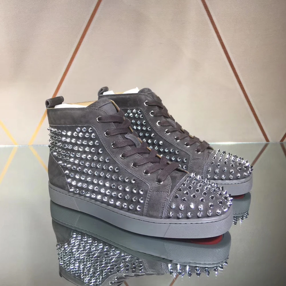 

Top High Lazer Cinza Suede Leather Lace Up Rebites De Prata Bottoms Vermelhas Homens Calados Esportivos Sapatilhas