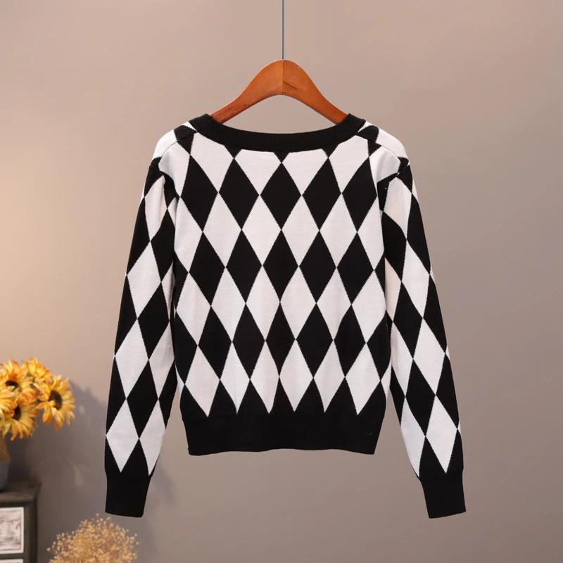 ways diamond color knitting cardigan outside during the spring and autumn outfit new v-neck long-sleeved sweater