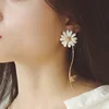 Estilo coreano lindo Margarita pequeña flor Stud pendientes para las mujeres las niñas dulce declaración asimétrica pendientes de fiesta joyería regalos ► Foto 3/6