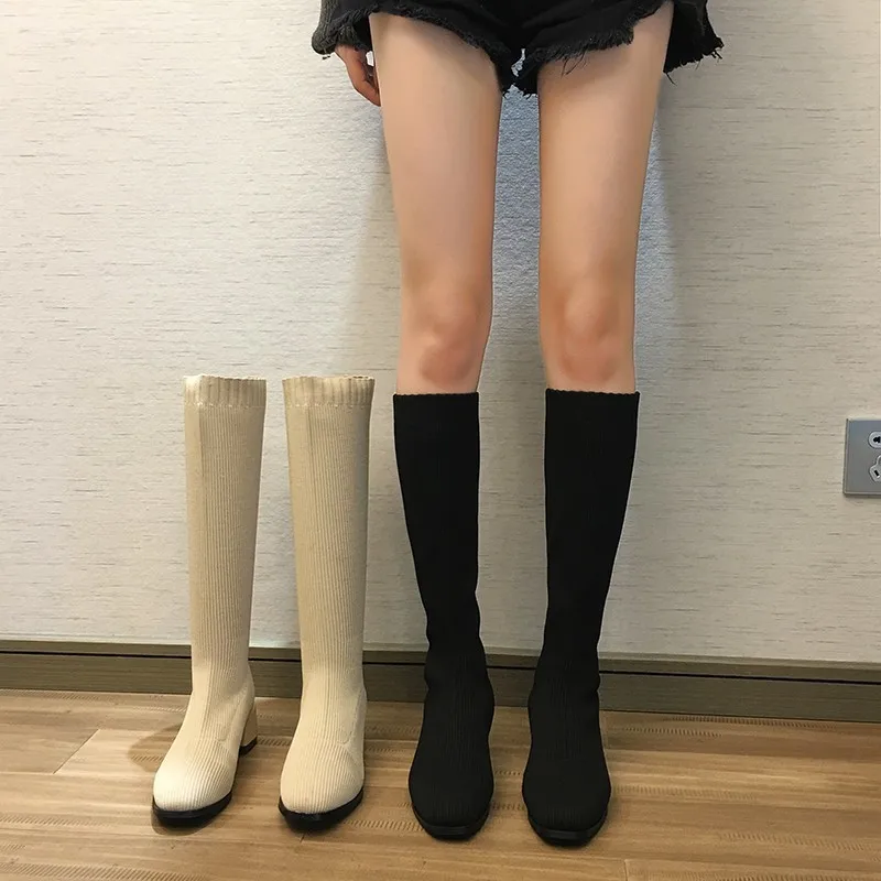 Вязаные сапоги с высоким голенищем; женские узкие сапоги до колена на среднем каблуке; элегантные женские высокие сапоги; коллекция года; зимняя женская обувь; Цвет черный, бежевый