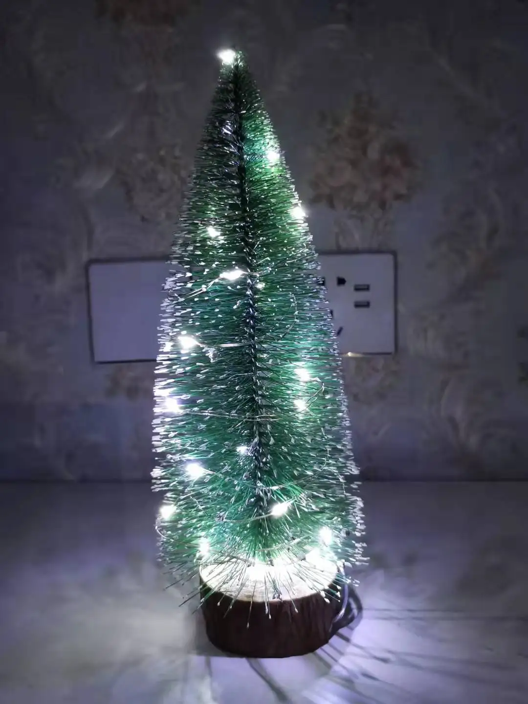 thumbnail image 1 of Mini árbol de Navidad con luz LED, adornos de decoración navideña para Año Nuevo 2024 para el hogar, la habitación, el dormitorio, la decoración de bodas, 1 of 5