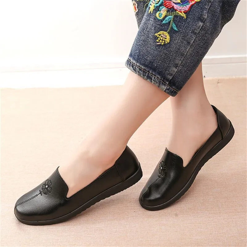 YAERNINew autumn pu leather women moccasins flat shoes embroidered moms flat shoes ballerina shoes casual shallow boat soft shoe