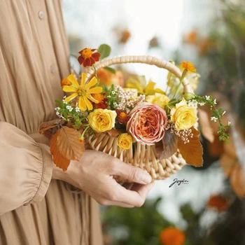 

Mini Portable Flower Basket Half Moon Willow Flower Arrangement Basket Photo Props Flowers Hand-Woven Flower Basket