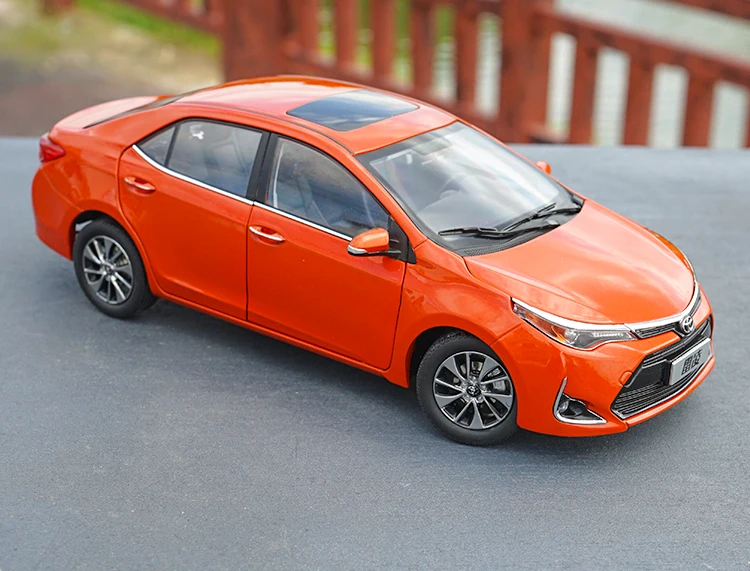 Orange 1:18 Масштаб литья под давлением модели автомобилей Toyota Lewin versin в красном/оранжевом цвете с небольшим подарком - Цвет: Orange