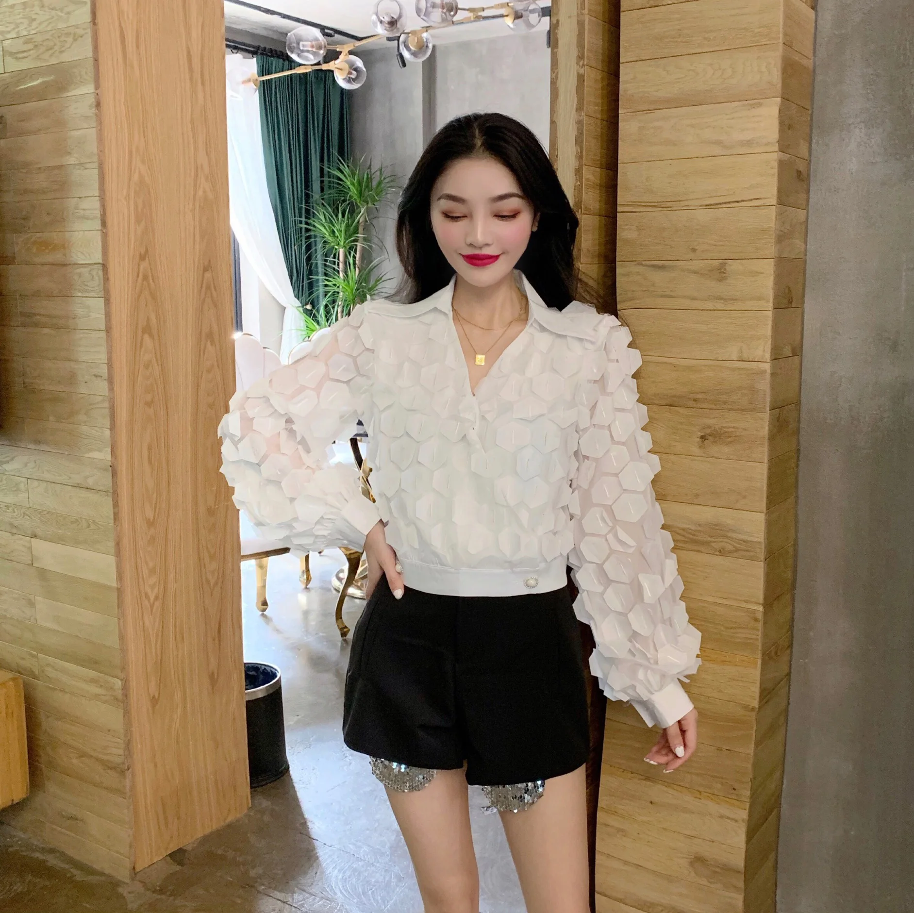 White 2 Pcs Set Весна, новые женские модные костюмы Ins, комплект из двух предметов, рукав-лепесток, v-образный вырез, блузка, топы и черные короткие штаны S9N906K - Цвет: White 2 Pcs Set