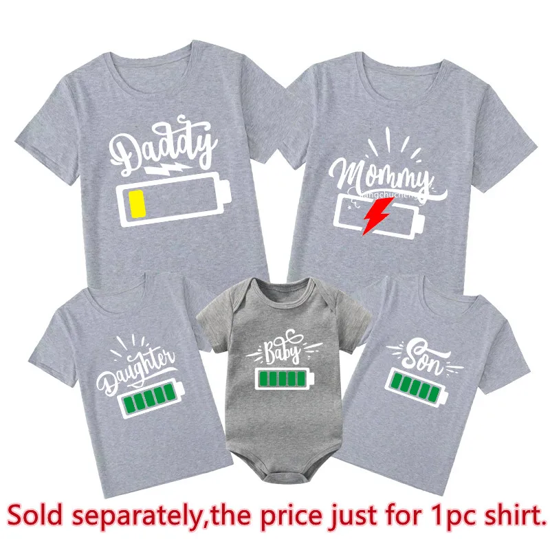 Battery Print Daddy Mommy Daughter Son Baby Family Matching Clothes Cotton Family Look Dad Mom and Me Kids Tshirts Baby Rompers 4