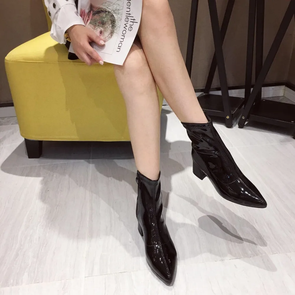 Bootee/женские осенние ботинки г. Обувь с острым носком кожаные зимние женские ботинки на массивном каблуке; роскошные дизайнерские женские ботинки на молнии с острым носком