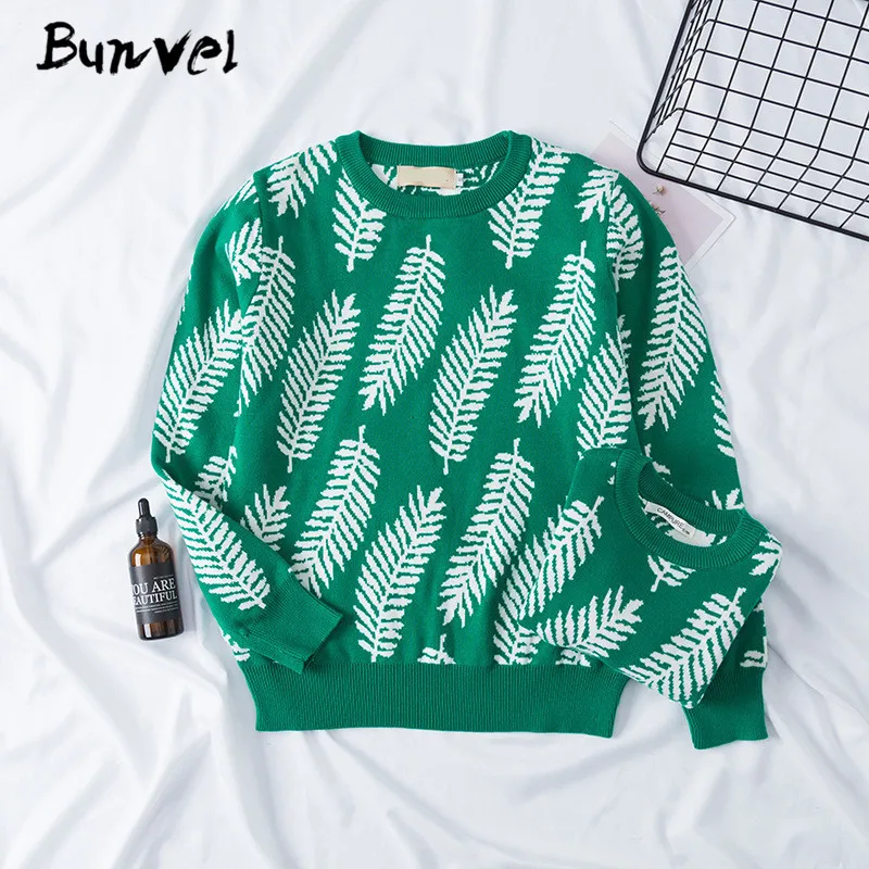 Зеленый Bunvel/зимняя Одинаковая одежда для семьи; свитер для мамы и дочки; одежда для мамы и дочки с узором в виде листьев; Семейные комплекты; f - Цвет: Зеленый