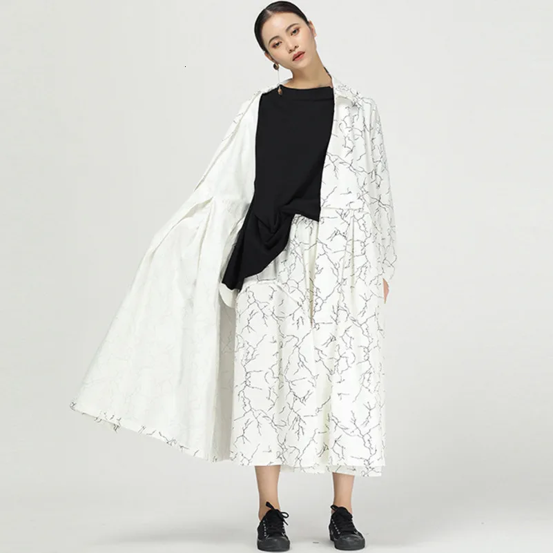 

LANMREM 2020 new turn-down collar full sleeves printed loose long jacket female autumn and coat vintage WJ79001