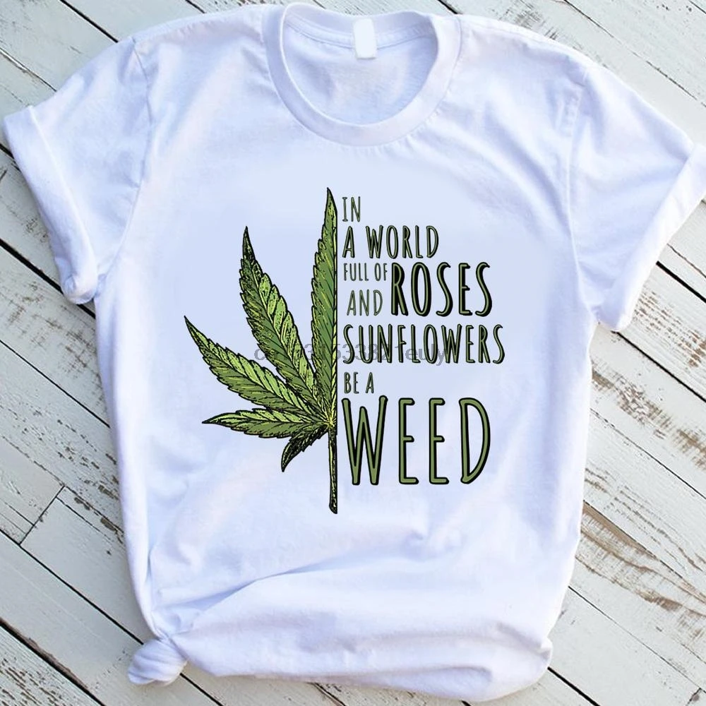 Забавная футболка с надписью в мире розами и подсолнухами |