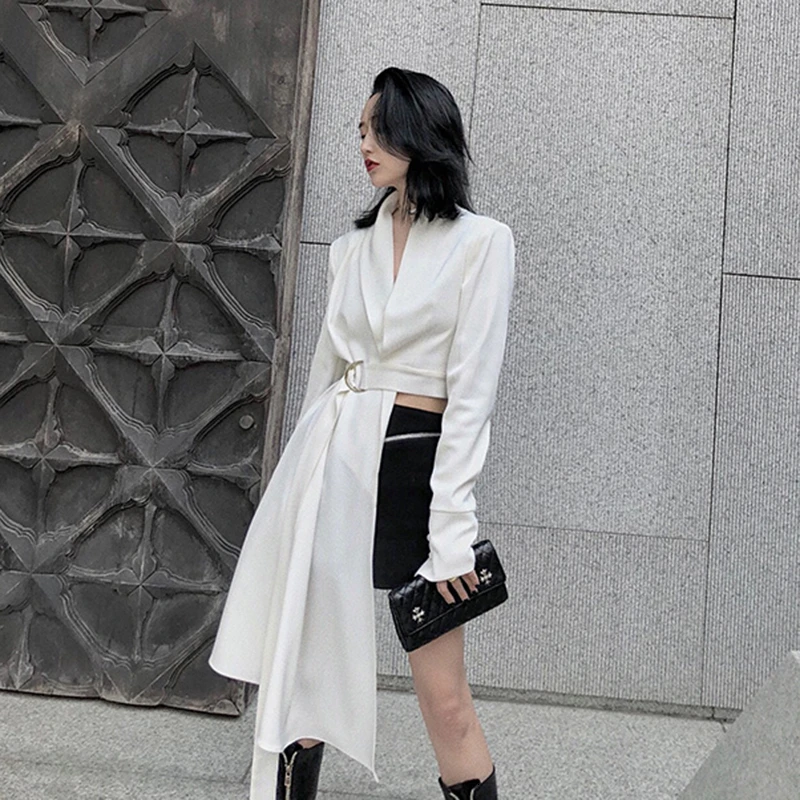 TWOTWINSTYLE белая Асимметричная куртка для женщин, v-образный вырез, длинный рукав, высокая талия, с поясом, пальто, женская модная одежда, Новинка