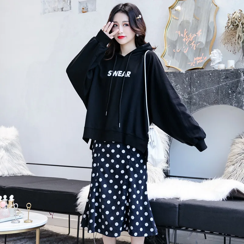 

8978 Photo Shoot Small Video New Style Pregnant Women Nursing Fashion Models Long-sleeved Sweater Tops Polka Dot Skirt Two-Piece