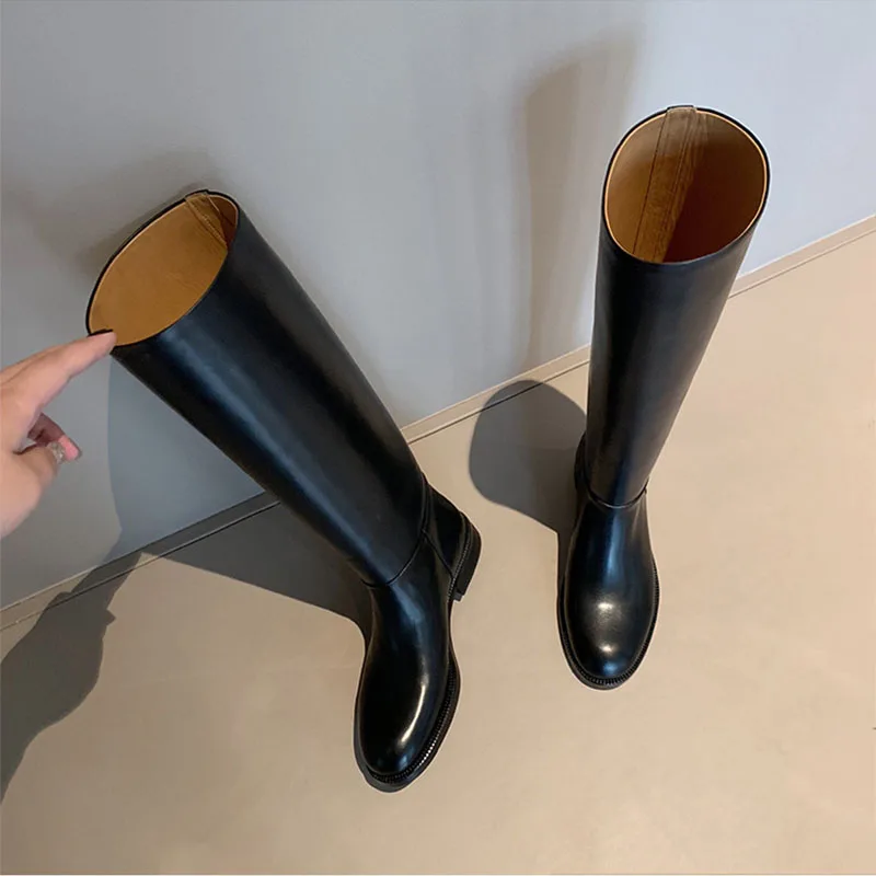 Silla liners/ г.; черные сапоги до колена на низком каблуке для подиума; женские мотоциклетные женские ботинки без застежки с круглым носком; женские рыцарские сапоги