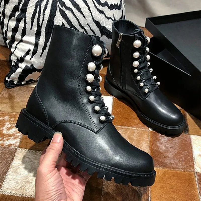Ботильоны на плоской подошве с круглым носком и жемчугом; зимняя обувь из натуральной кожи черного цвета; женские мотоботы