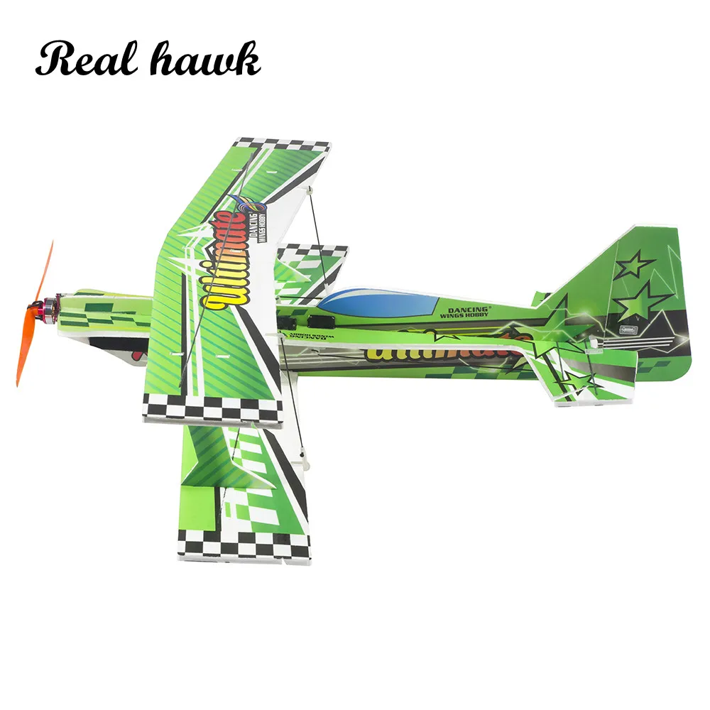 Planeur RC E2604 Rouge 2.4GHz 3CH avec Gyroscope posé sur une piste herbeuse