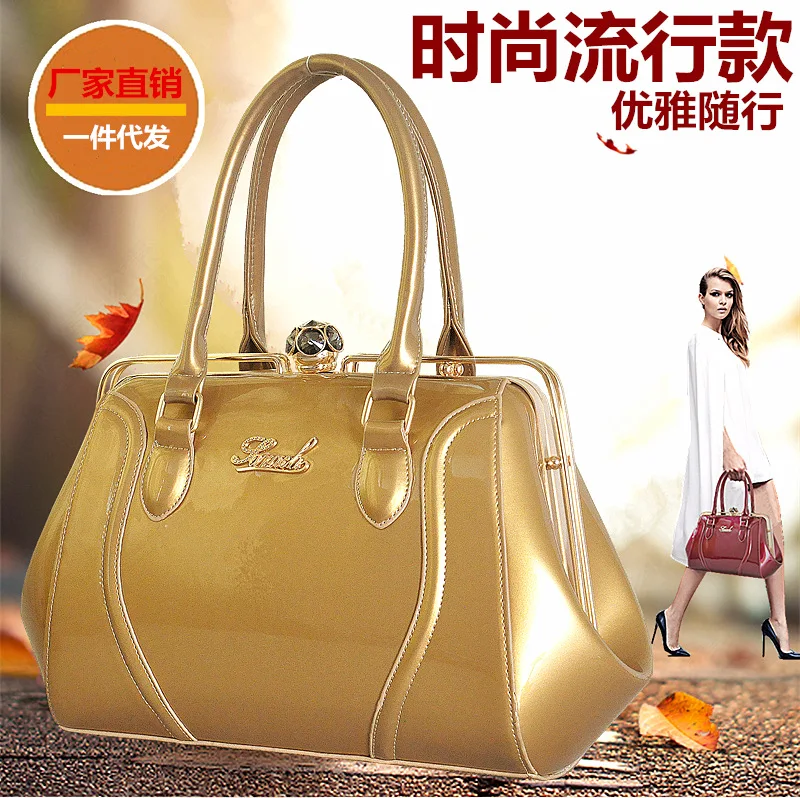 

2019 Summer New Style High-End Fashion Smiling Face Bag Patent Leather Bright Surface Crystal Buckle Clip Hand Stereo Type Bag M