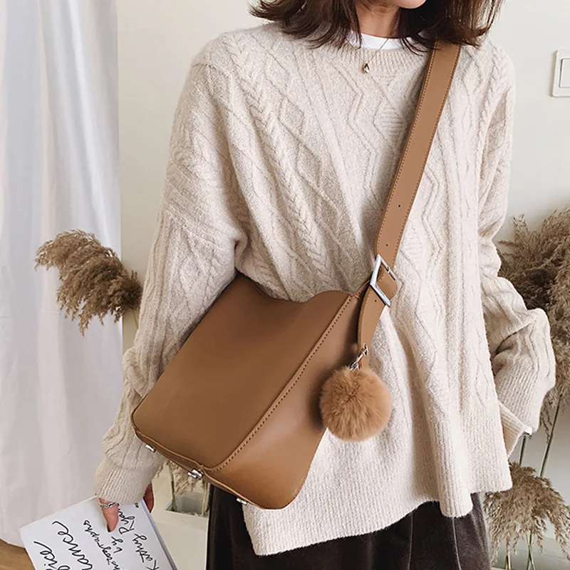 

Casual Women Buckets Bag Designer Plush Ball Shoulder Bags Luxury Pu Leather Wide Strap Crossbody Bag Ladies Large Capacity Tote