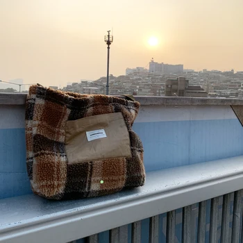 

Design autumn and winter Lamb Fur checked single shoulder tooling messenger bag 2020 magnetic buckle large capacity bag woman