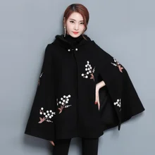 Черные накидки с капюшоном и вышивкой, пончо для женщин, винтажные осенне-зимние шерстяные пальто, женские пончо с меховым воротником DA713