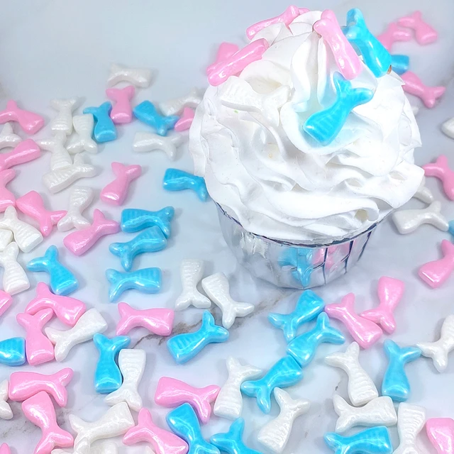 Gâteau bleu avec une petite boule sucrée colorée. décoration pour